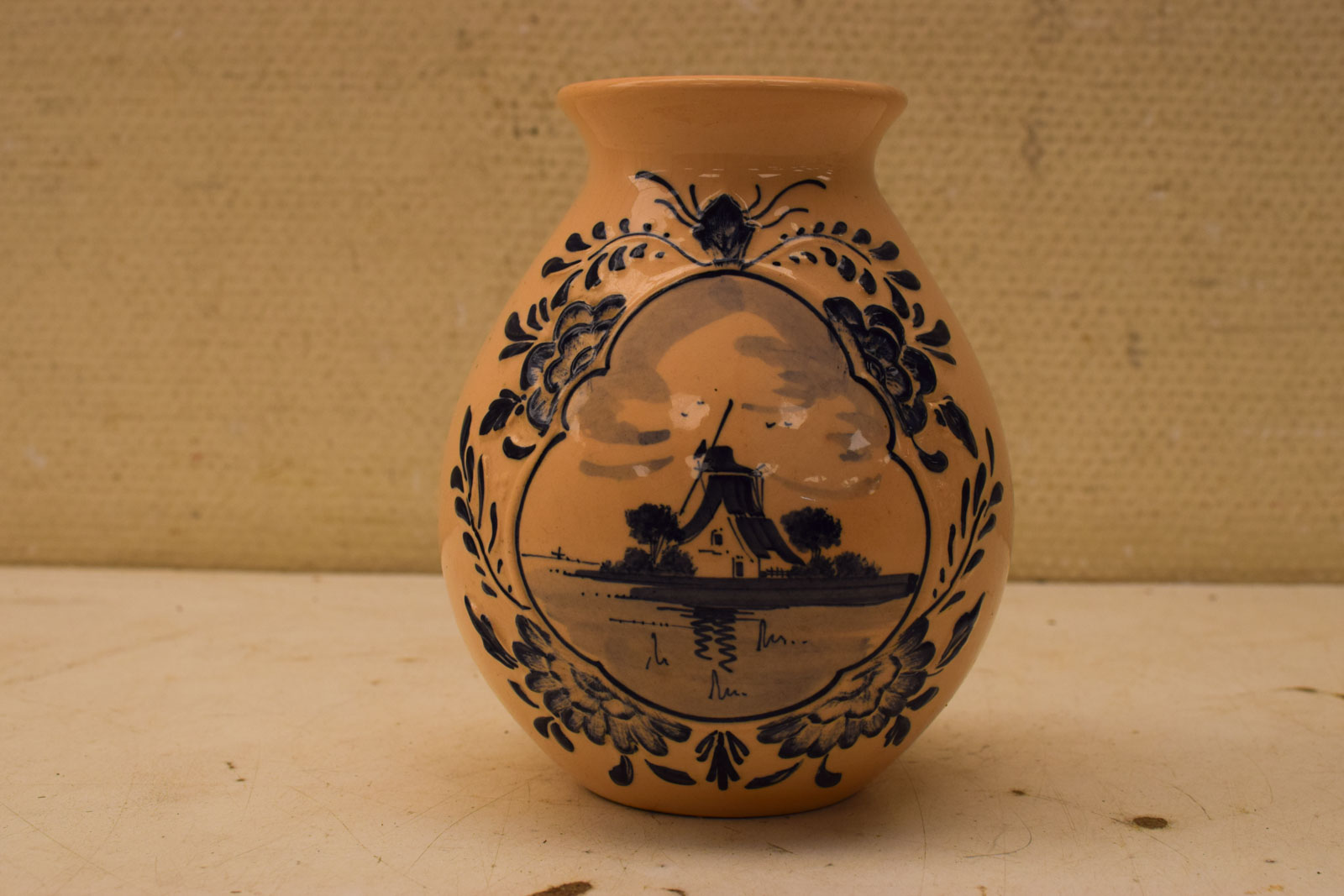 Porseleinen vaas met prent van een molen  47467