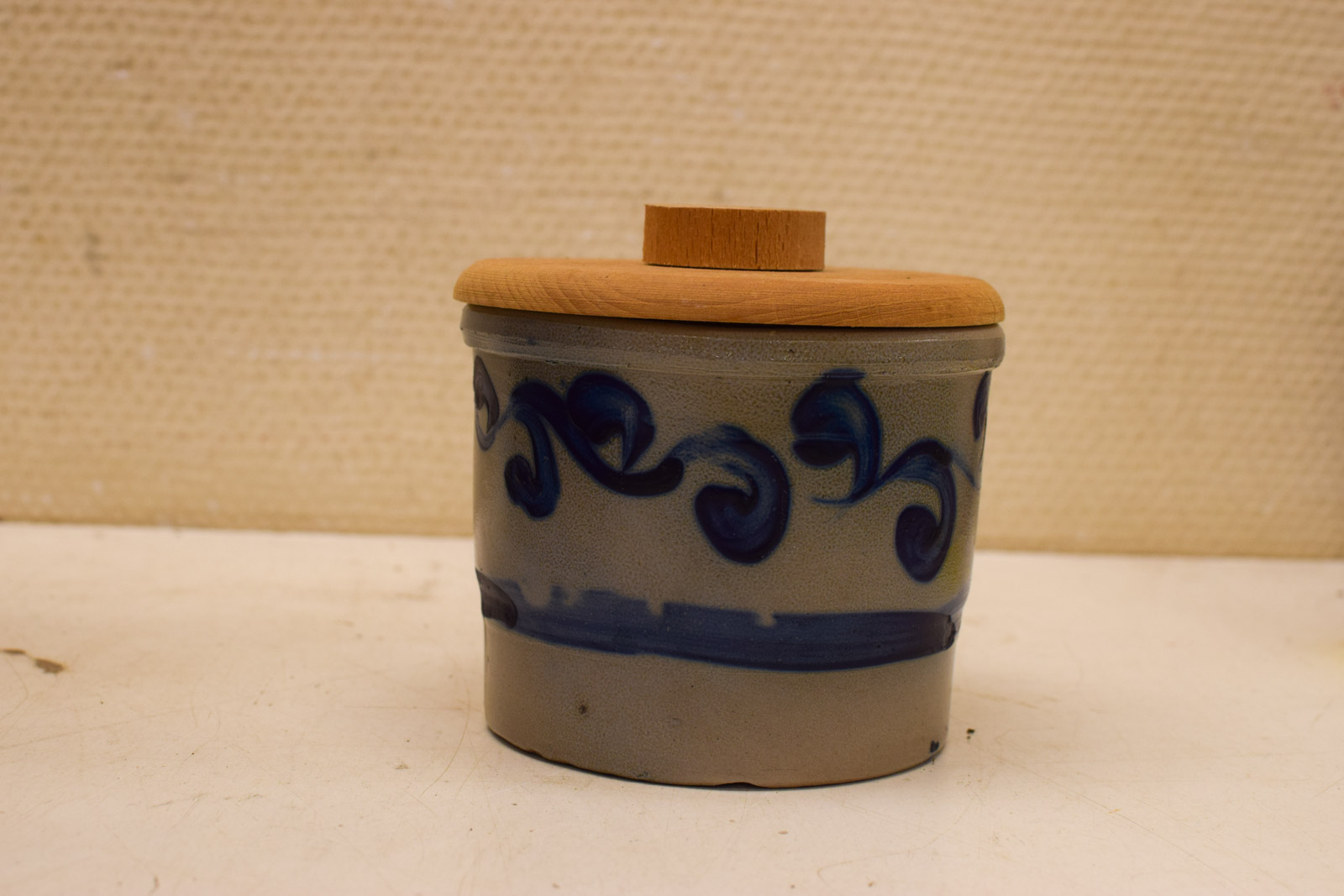 Alternative view of Keulse botervloot met houten deksel  47523