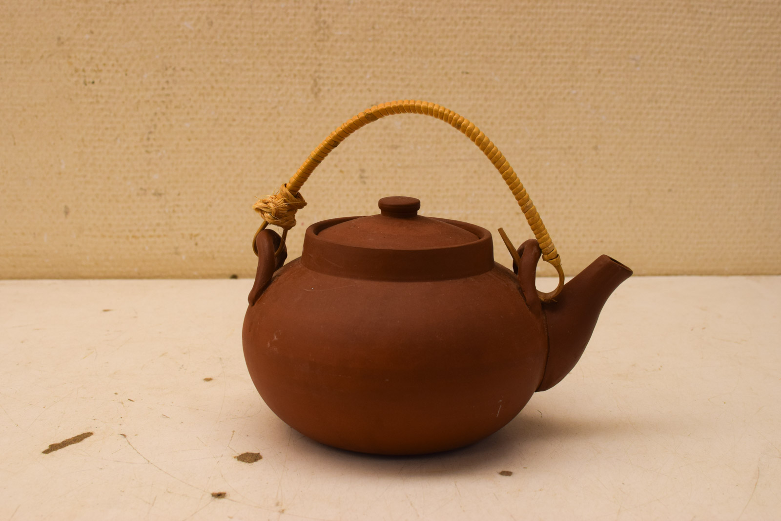 stenen/ aardewerk  theepot met rieten hendel  47530
