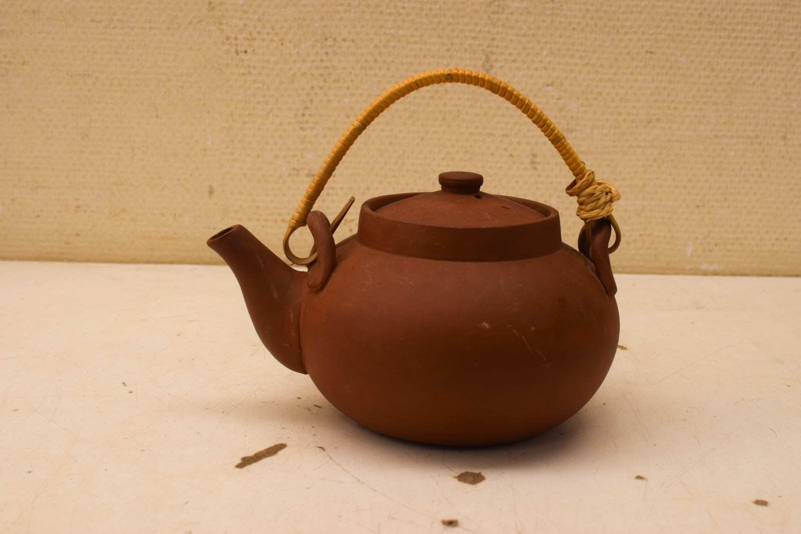 Alternative view of stenen/ aardewerk  theepot met rieten hendel  47530