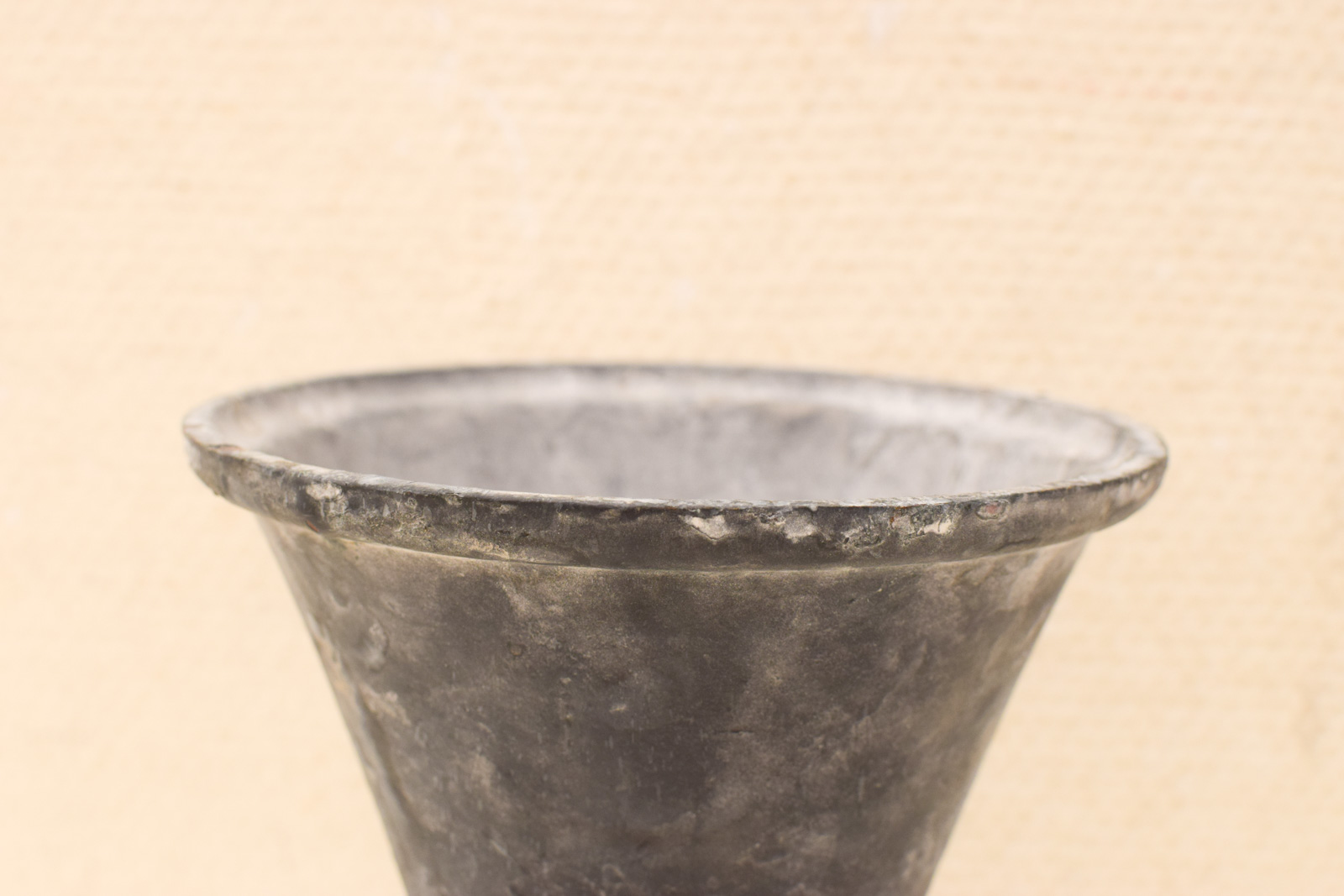 Alternative view of Gietijzeren  vaas  47626