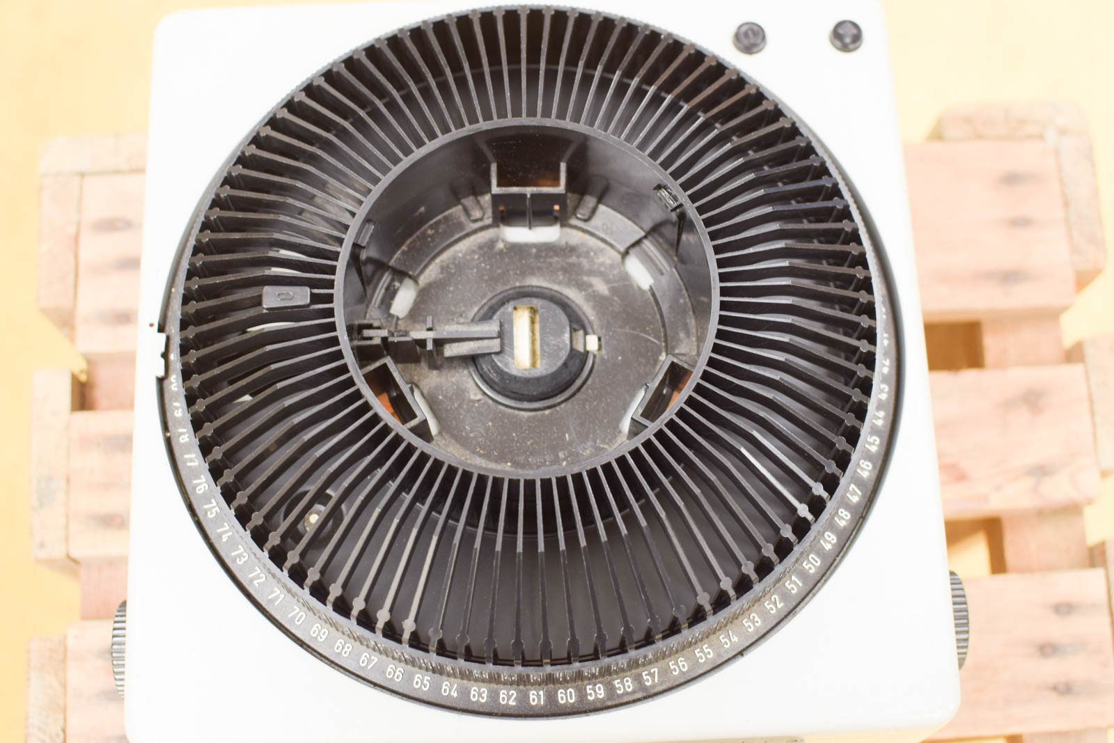 Alternative view of Kodak Carousel S  47671