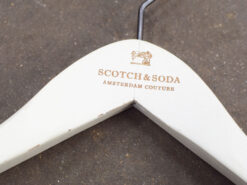 Alternative view of 5 stuks Scotch & Soda Witte Houten kledinghanger 47679 gaat om 20 stuks