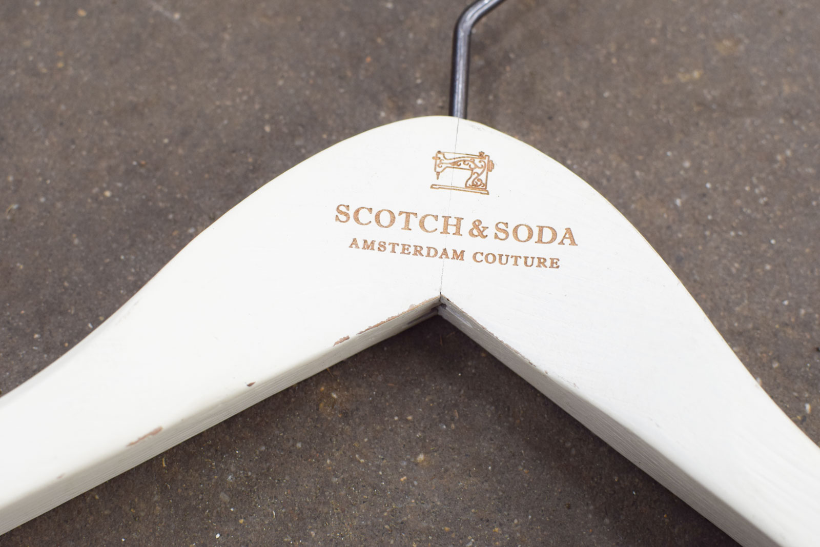 Alternative view of 5 stuks Scotch & Soda     Witte Houten kledinghanger  47679