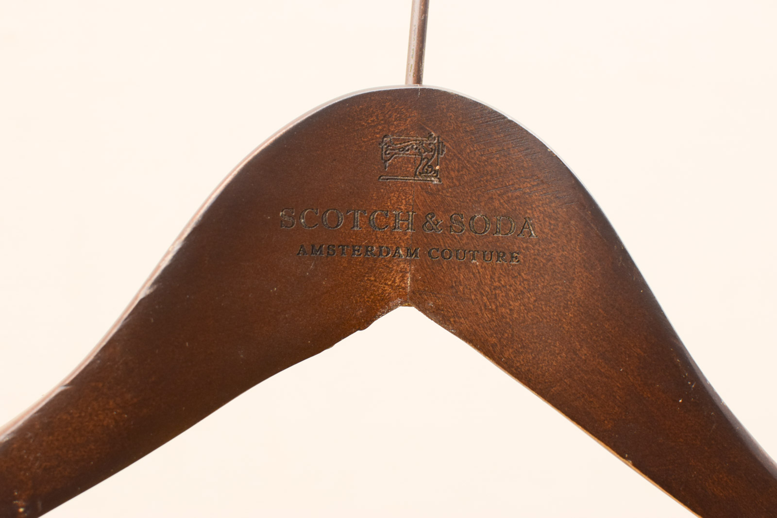 Alternative view of 5 stuks Scotch & Soda bruine houten kledinghanger  47687