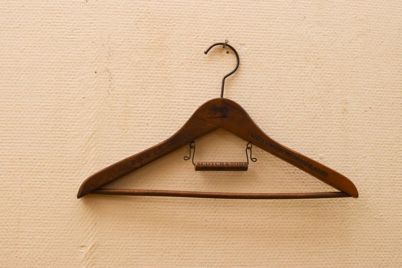 5 stuks Scotch & Soda  bruine houten kledinghangers  47694