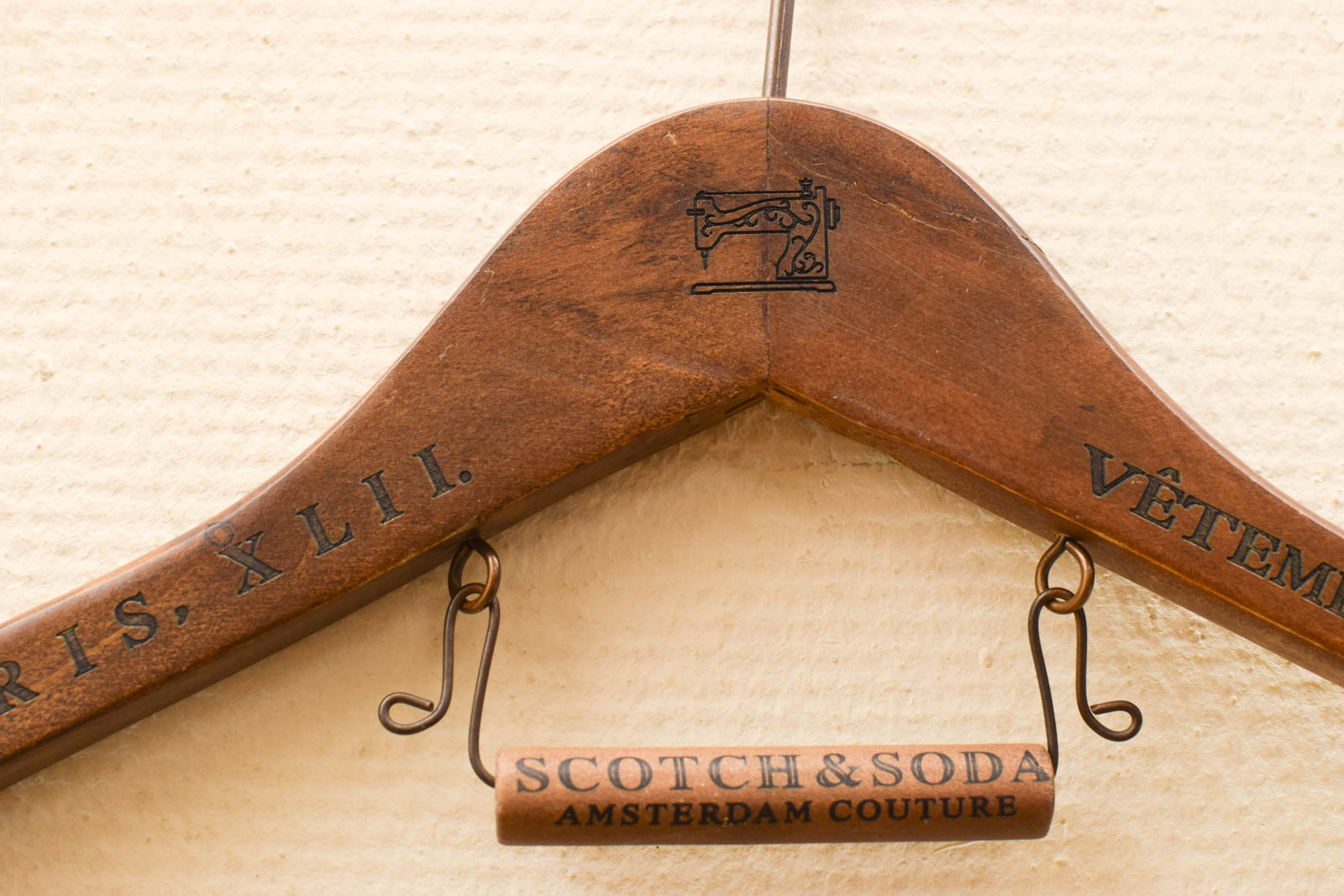 Alternative view of 5 stuks Scotch & Soda  bruine houten kledinghangers  47694