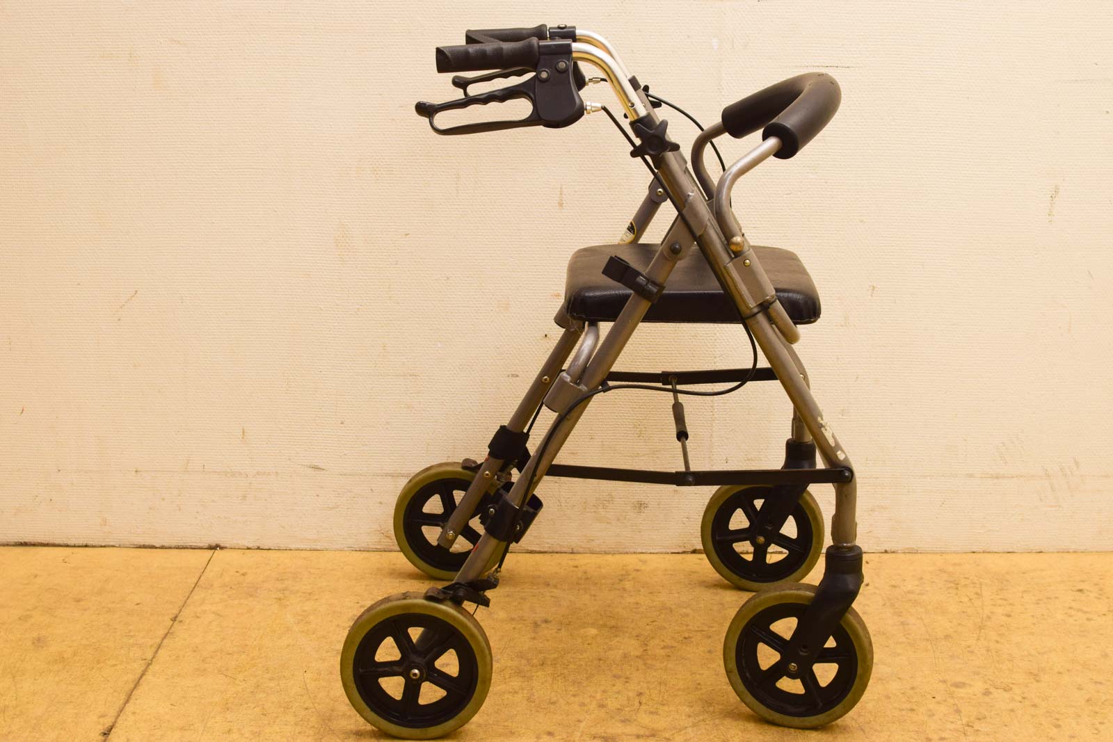 Alternative view of Inklapbare Rollator  47708