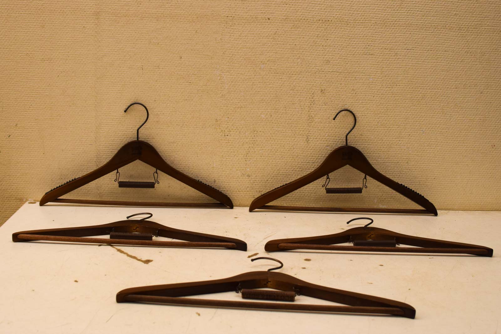 Alternative view of 5 stuks Scotch&soda  bruine houten kledinghangers 47758