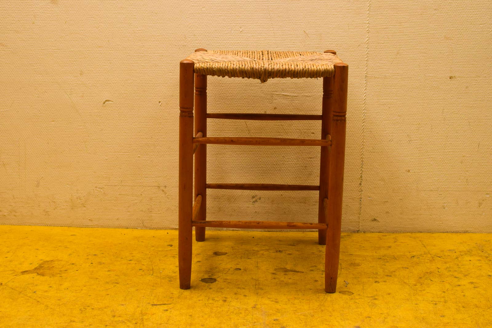 Vintage  houten kruk met rieten zitting  47773