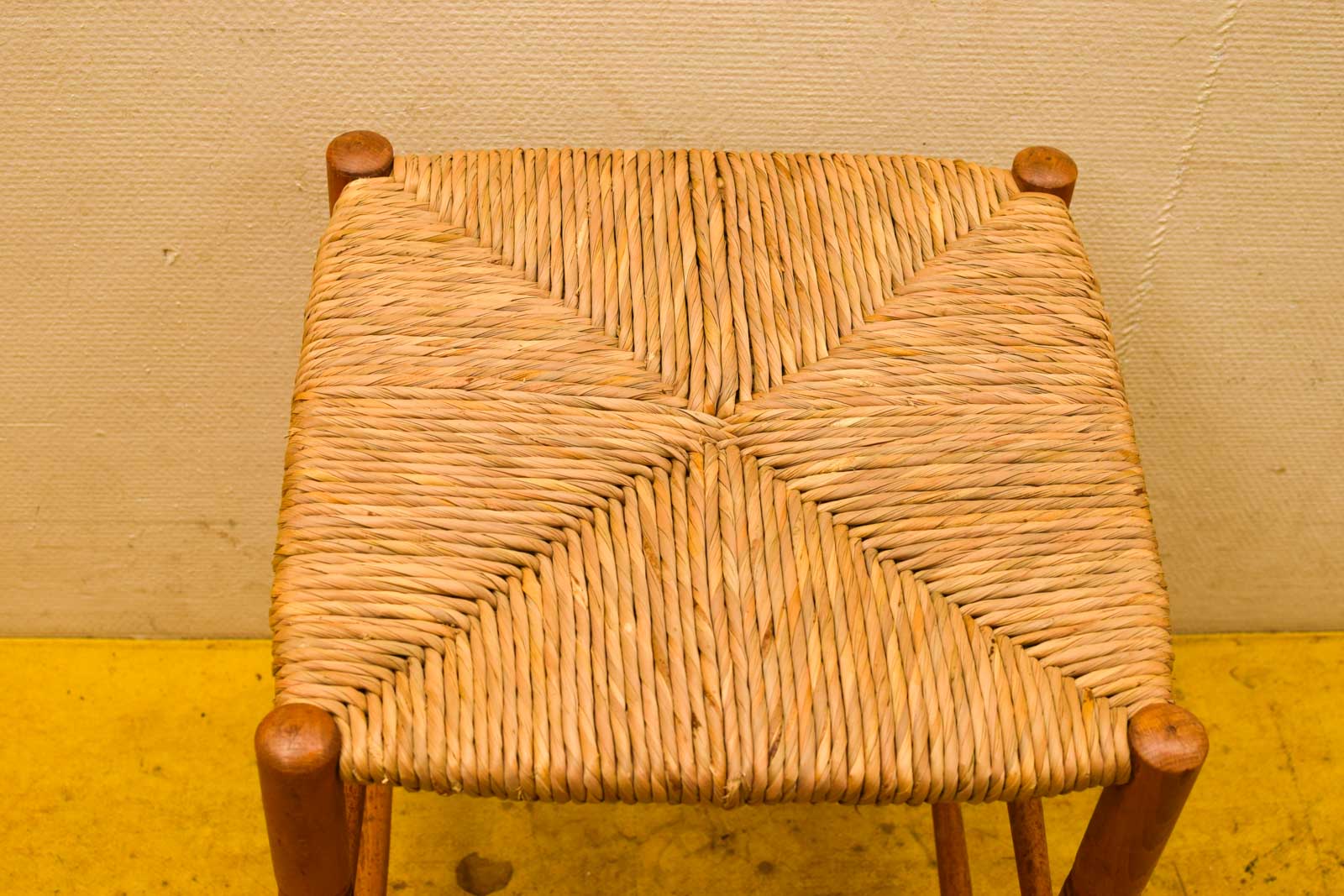 Alternative view of Vintage  houten kruk met rieten zitting  47773