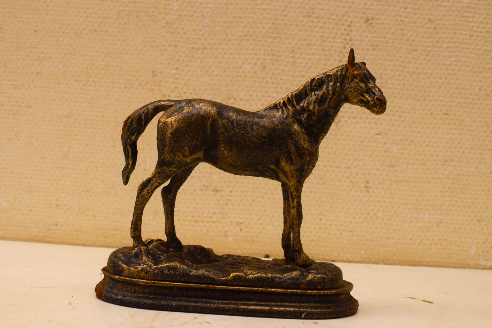 Gietijzeren beeld van een paard  47788