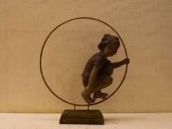 Decoratief beeld meisje in hoepel 47794