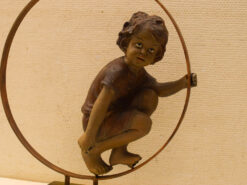 Alternative view of Decoratief beeld meisje in hoepel 47794