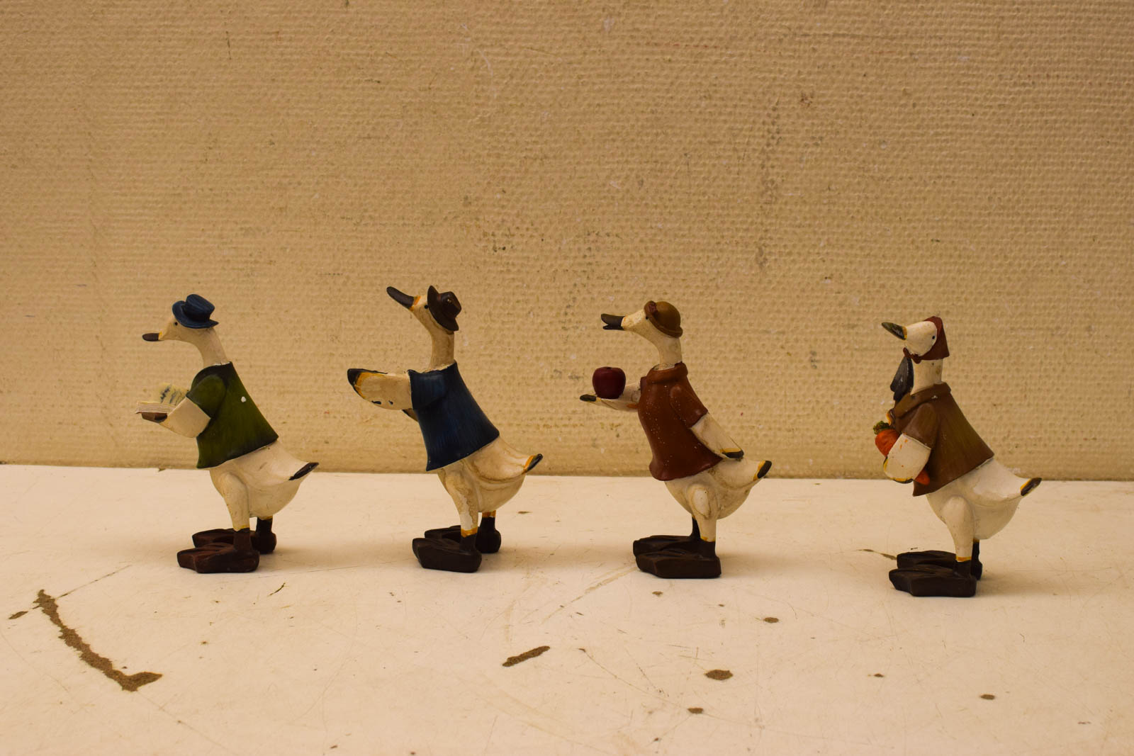 Alternative view of 4 stuks ganzen beeldjes  47801