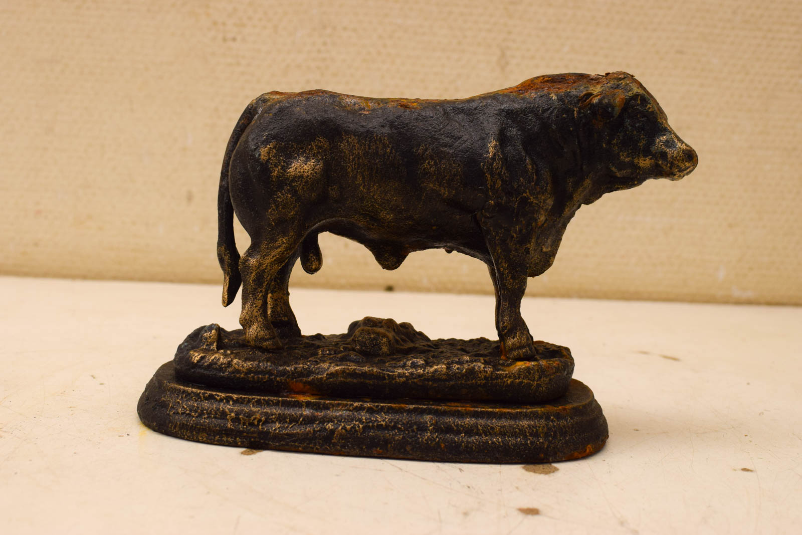 Gietijzeren beeld van een stier 47825