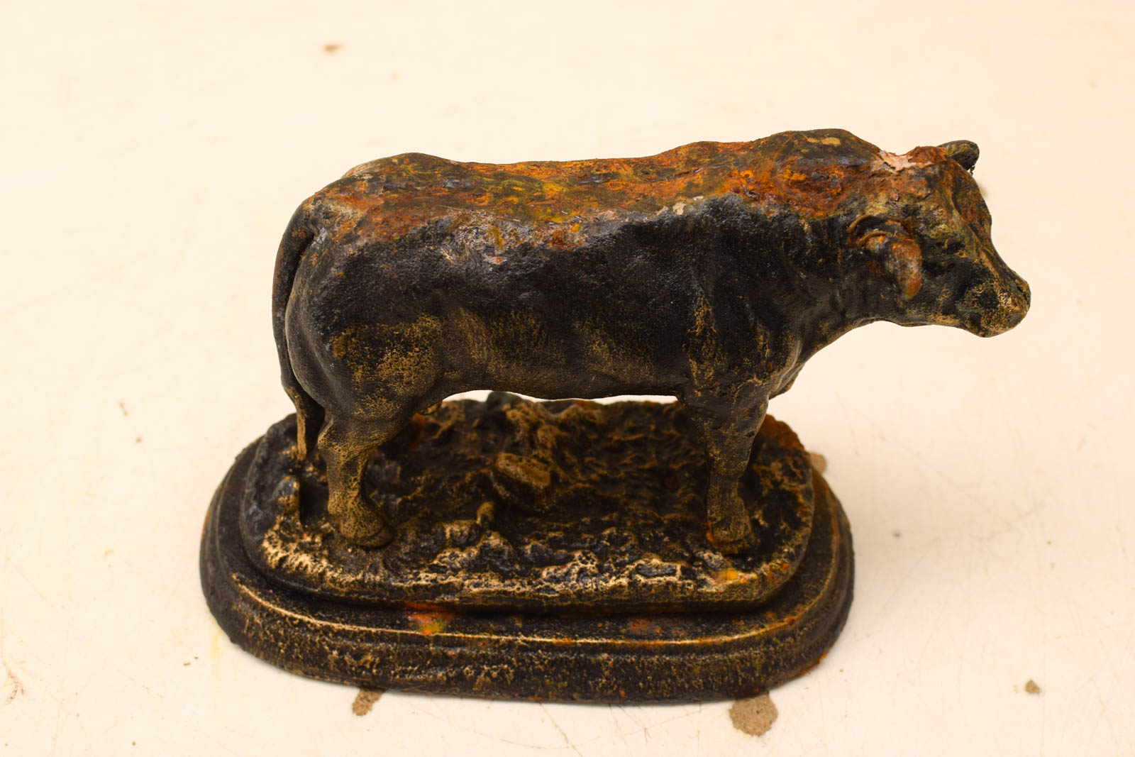 Alternative view of Gietijzeren beeld van een stier 47825