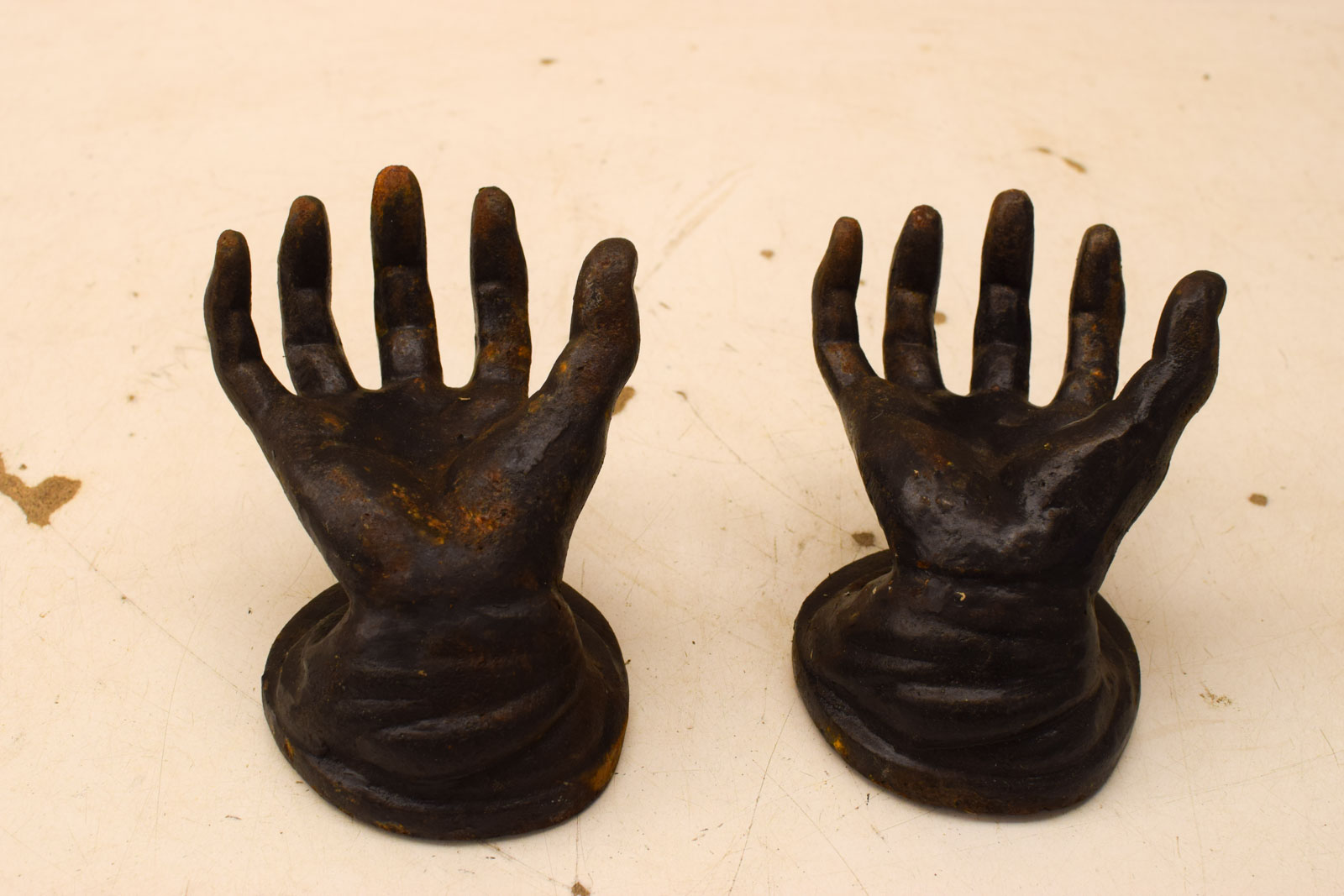 Alternative view of 2 stuks Gietijzeren Handen  47840