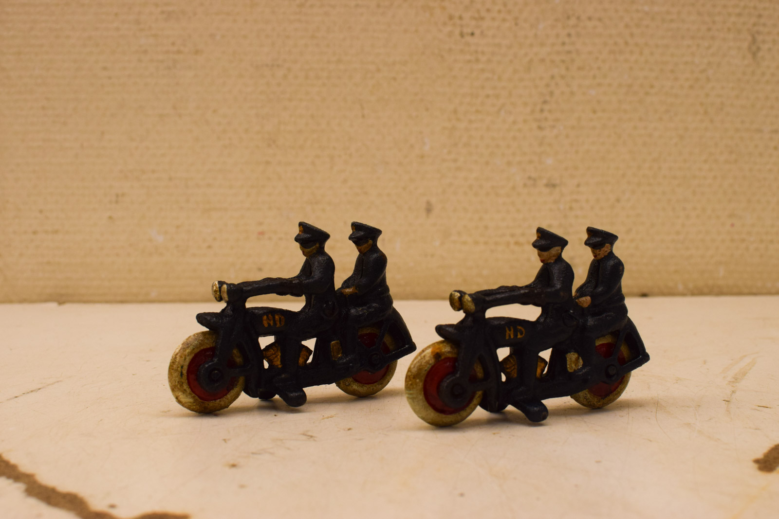 2 stuks Gietijzeren Harley Davidson met twee Agenten  47861