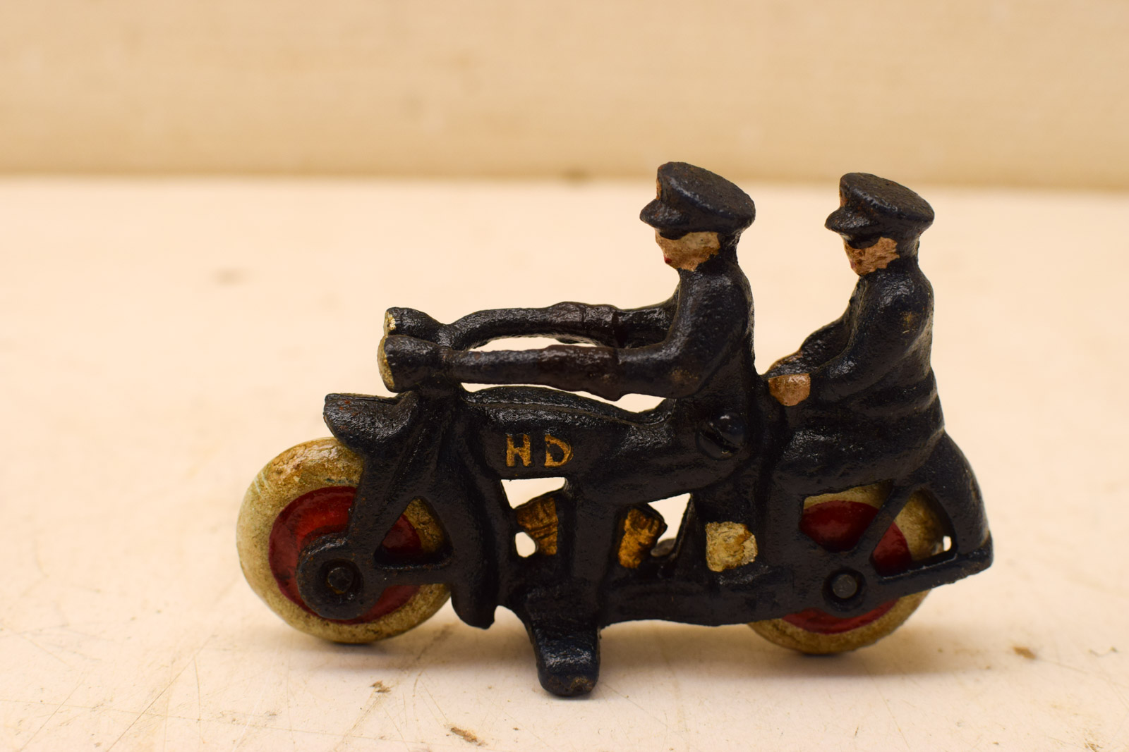 Alternative view of 2 stuks Gietijzeren Harley Davidson met twee Agenten  47861