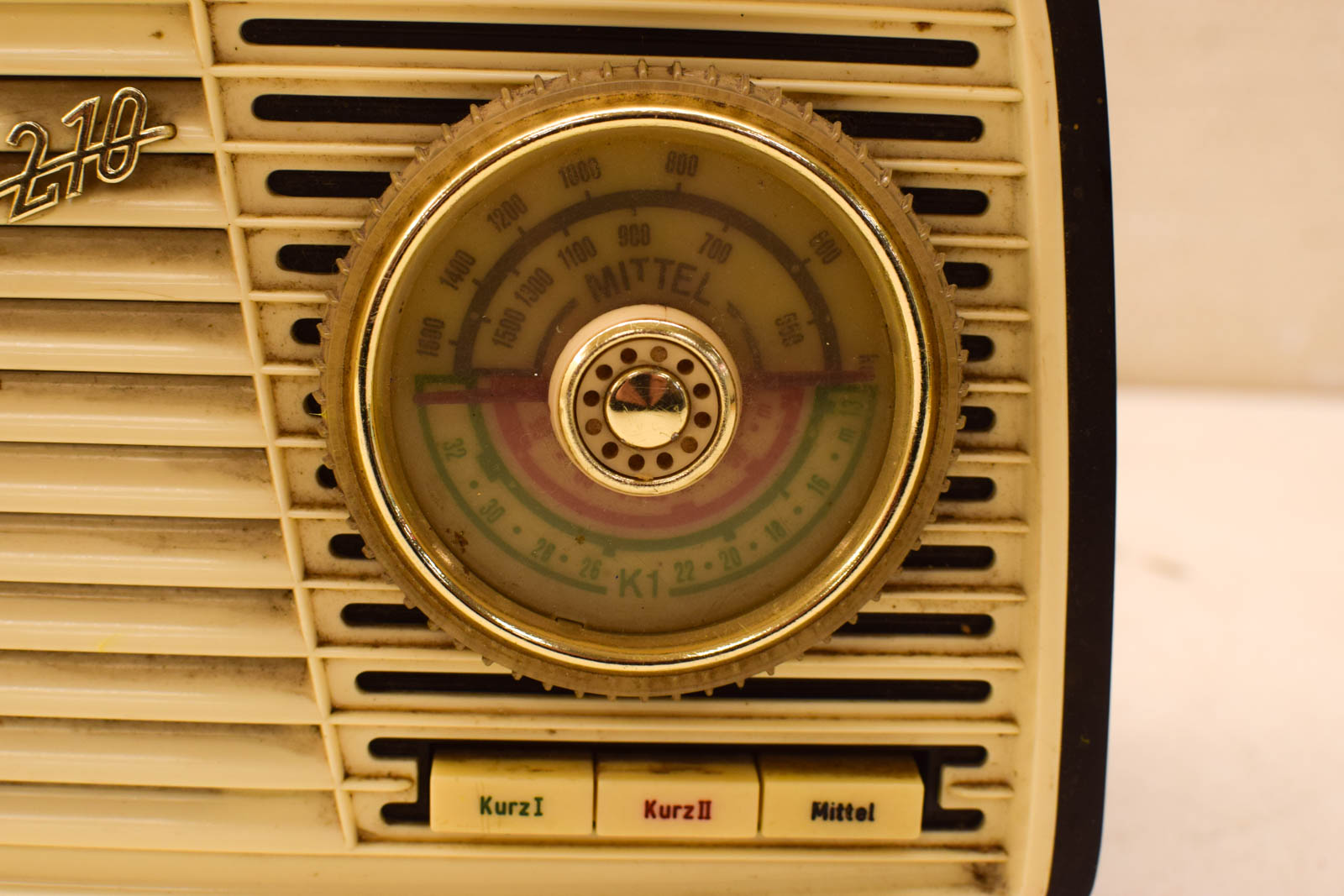 Alternative view of Henau 210 radio 47948