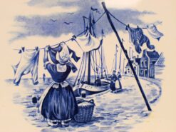Alternative view of Wandtegel met prent van een vrouw die de was ophangt 47992