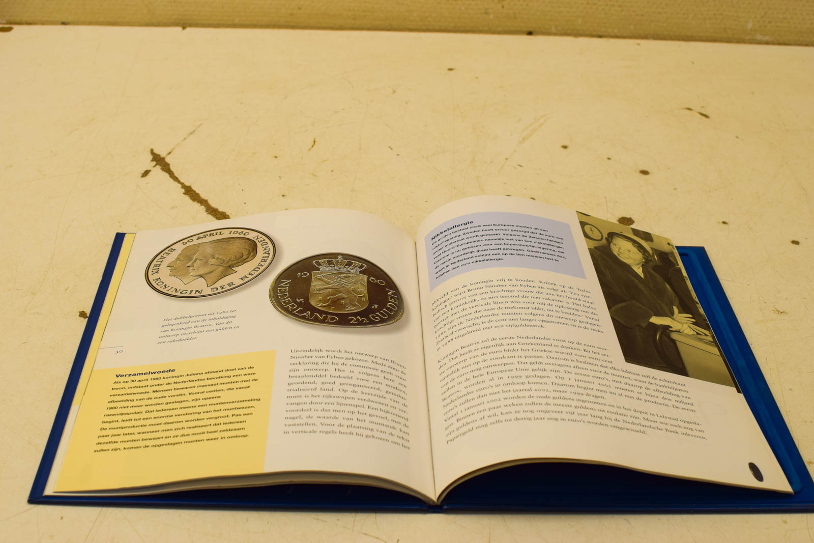 Alternative view of De laatste Gulden Gedenkboek bij het afscheid van de gulden  48074