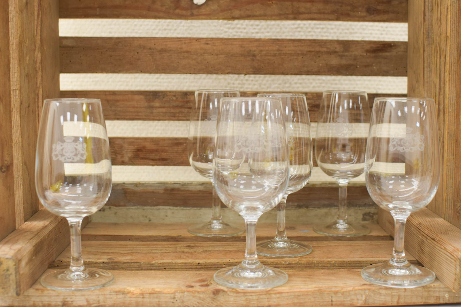 6 stuks wijnglazen op voet  in het glas is een Wapenschild gegraveerd  48140