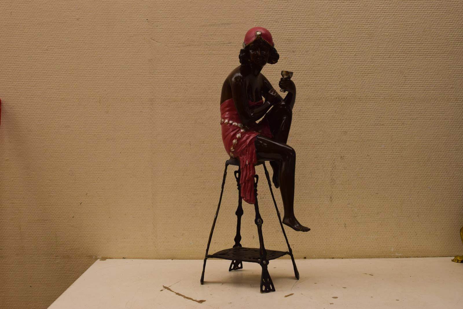 bronzen Beeld van een vrouw op een kruk  48142