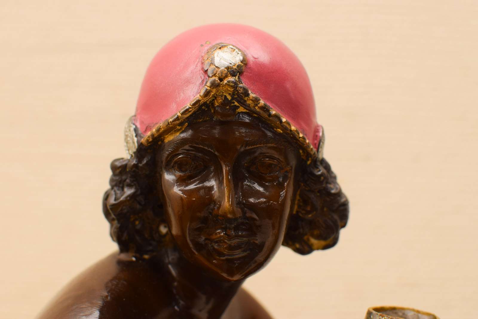 Alternative view of bronzen Beeld van een vrouw op een kruk  48142
