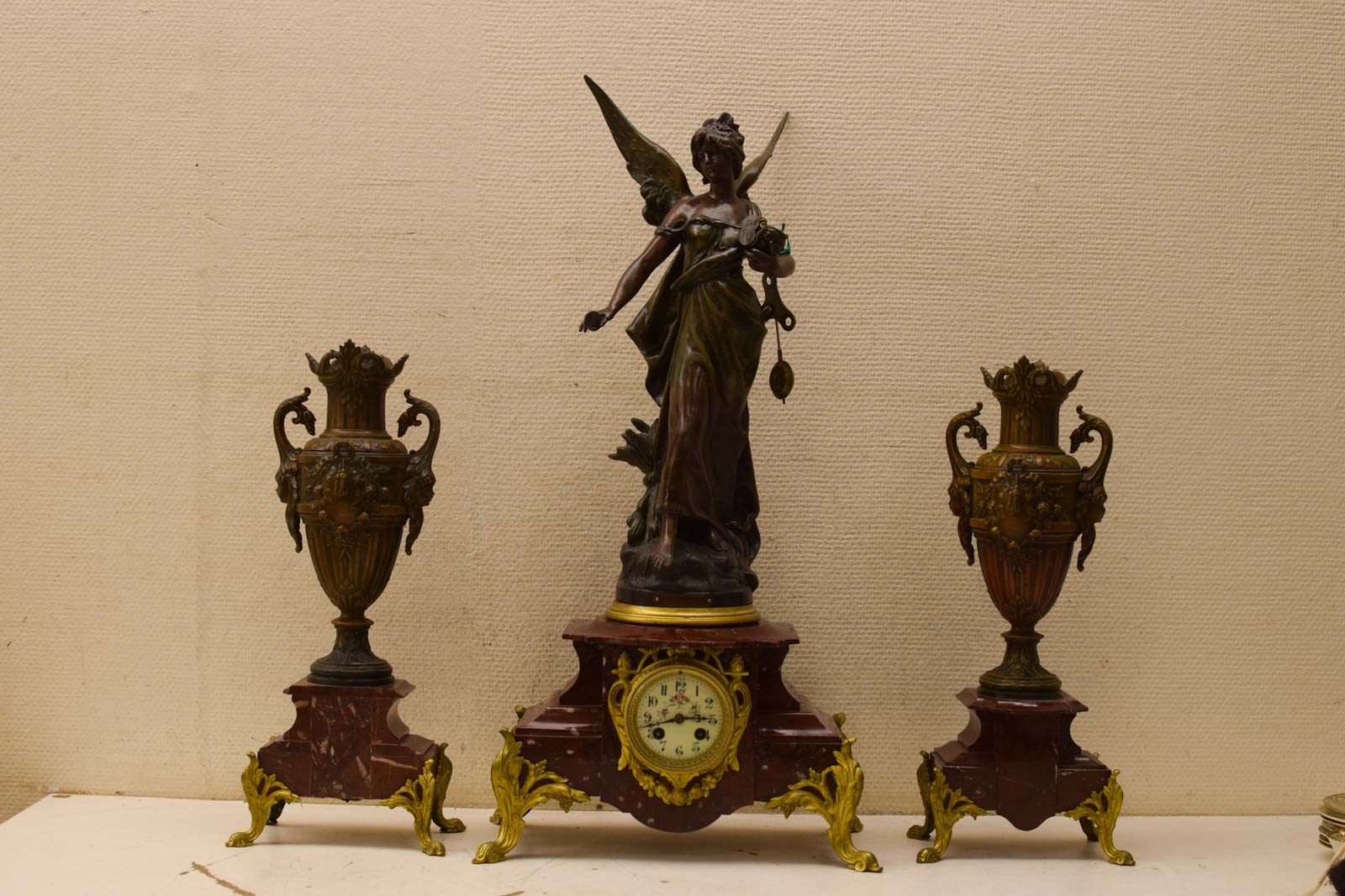 Schouwklok met 2 vazen  48144