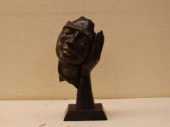 Bronzen beeld van een masker tegen een hand 48151