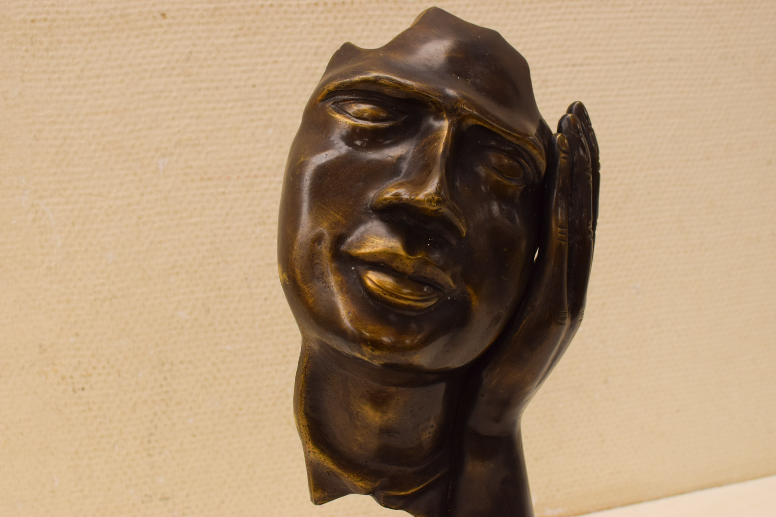 Alternative view of Bronzen beeld van een masker tegen een hand 48151