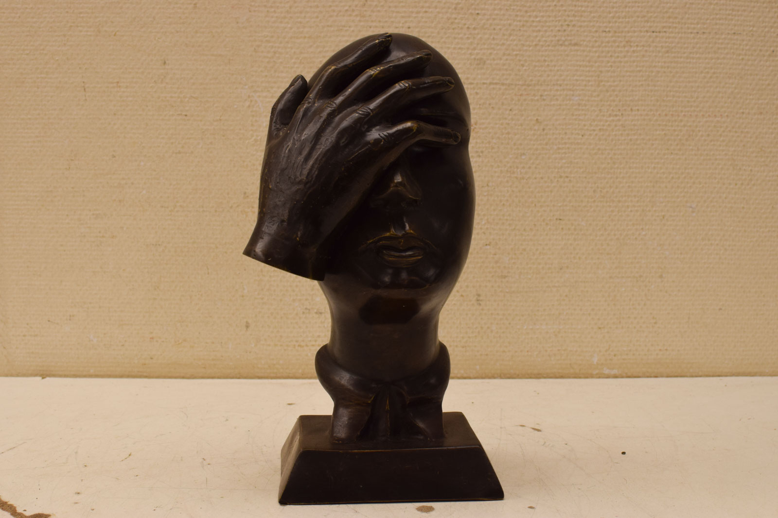Bronzen Beeld van een hoofd en een hand 48184