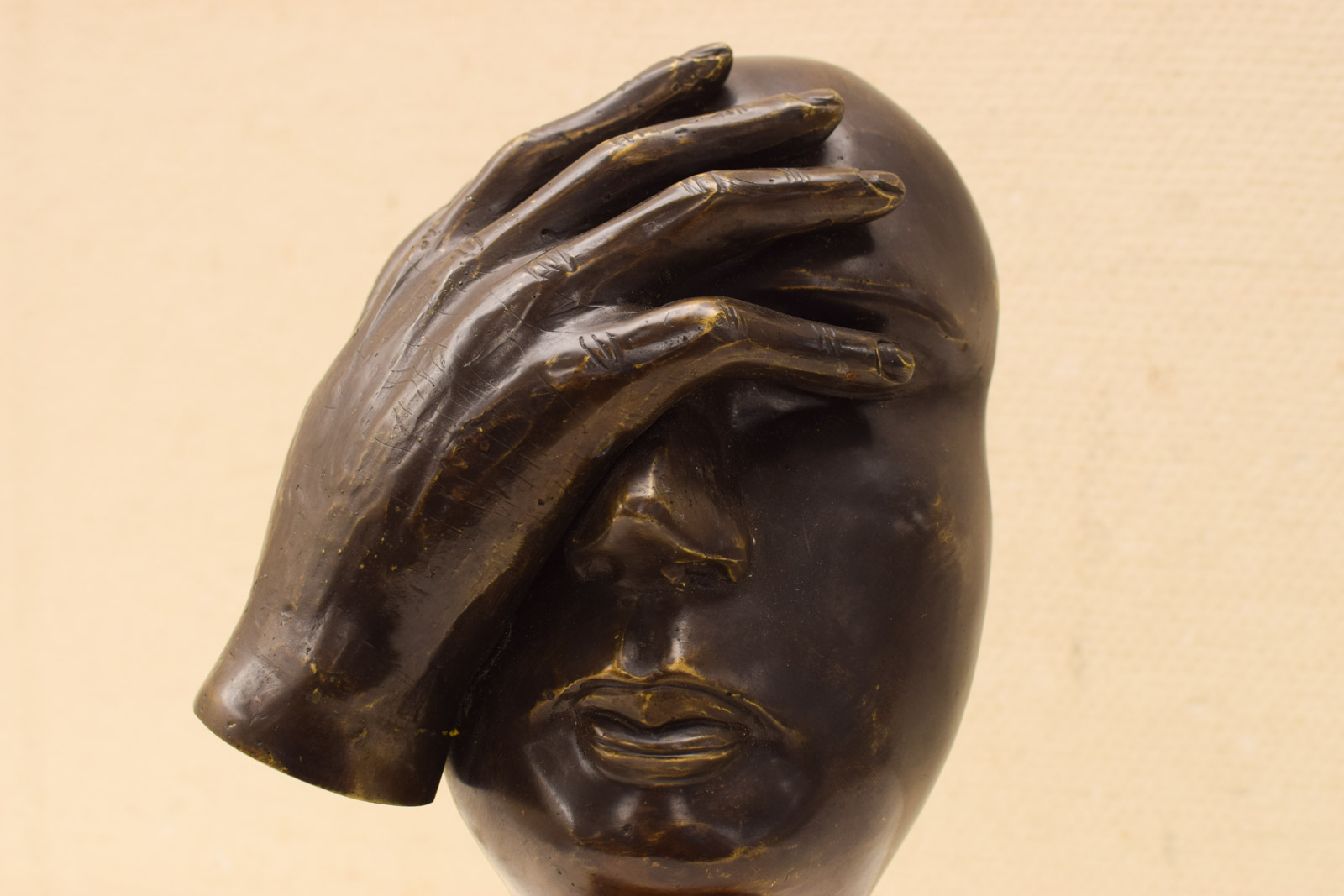 Alternative view of Bronzen Beeld van een hoofd en een hand 48184
