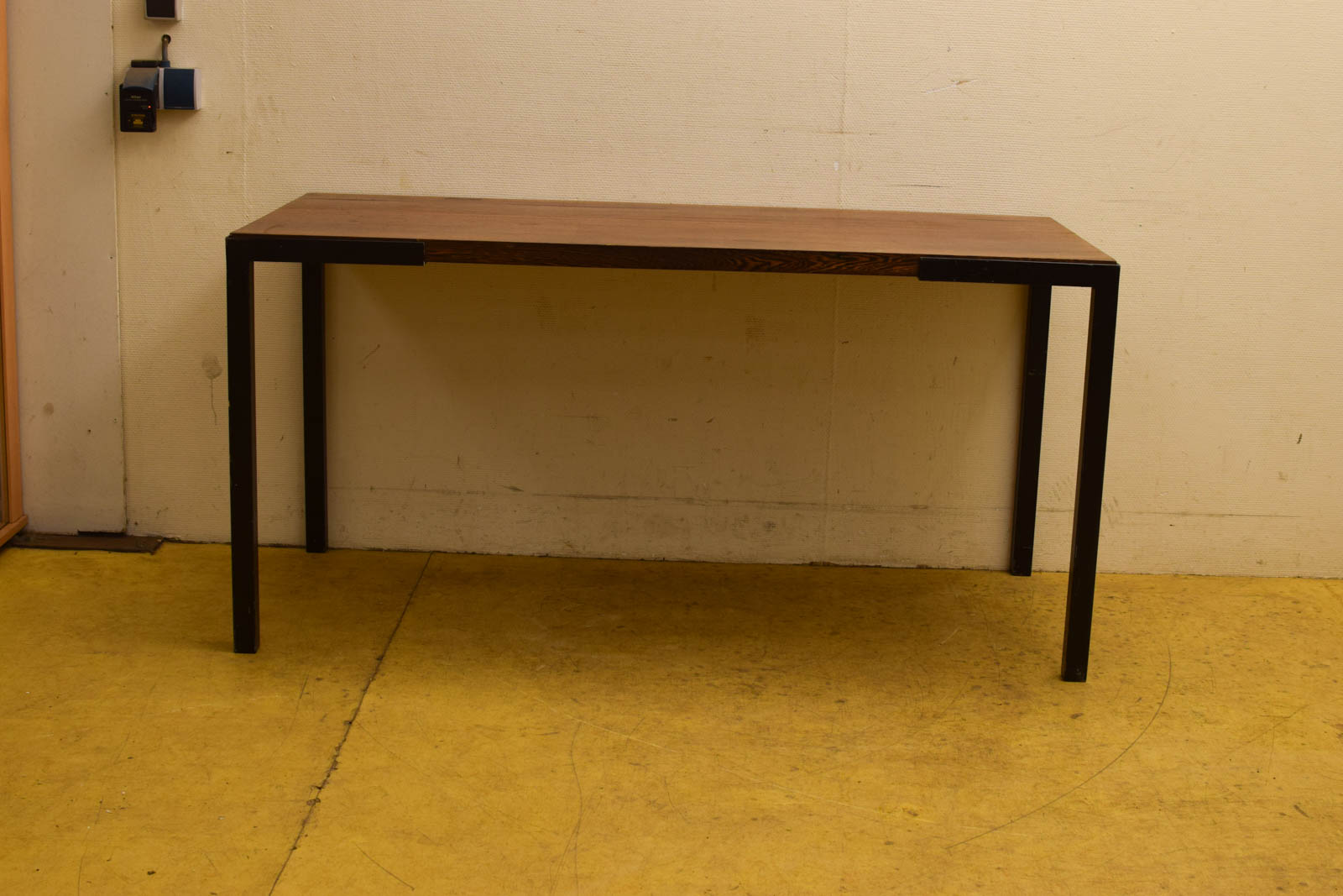 Eettafel met metalen poten  48203