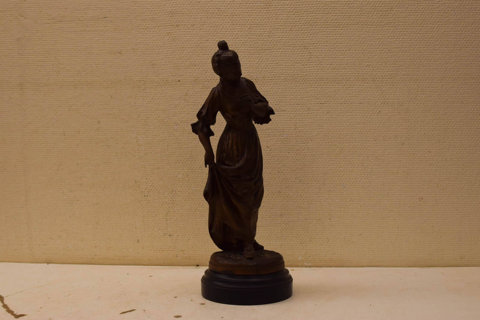 Bronzen beeld van een vrouw 48219