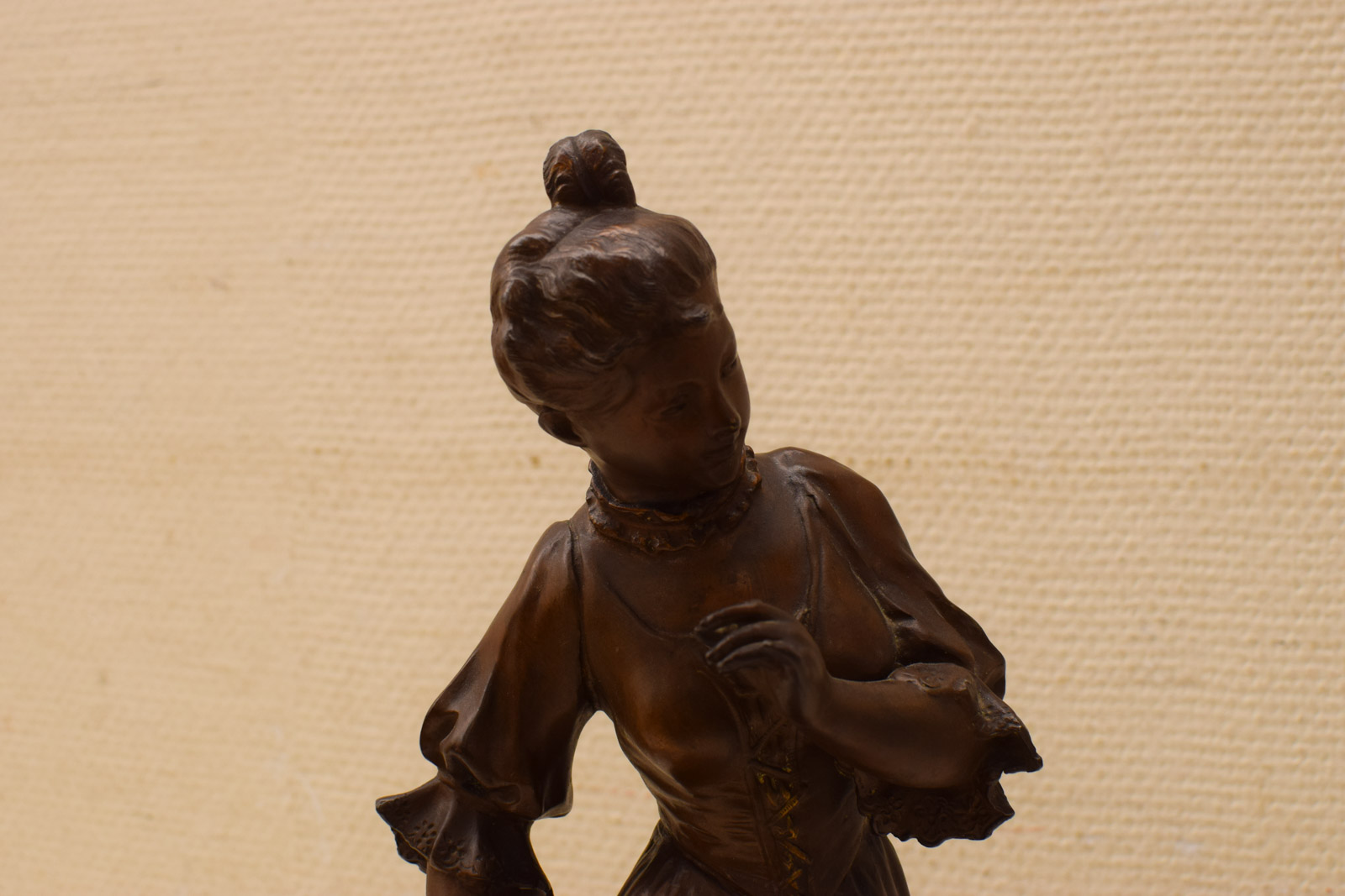 Alternative view of Bronzen beeld van een vrouw 48219