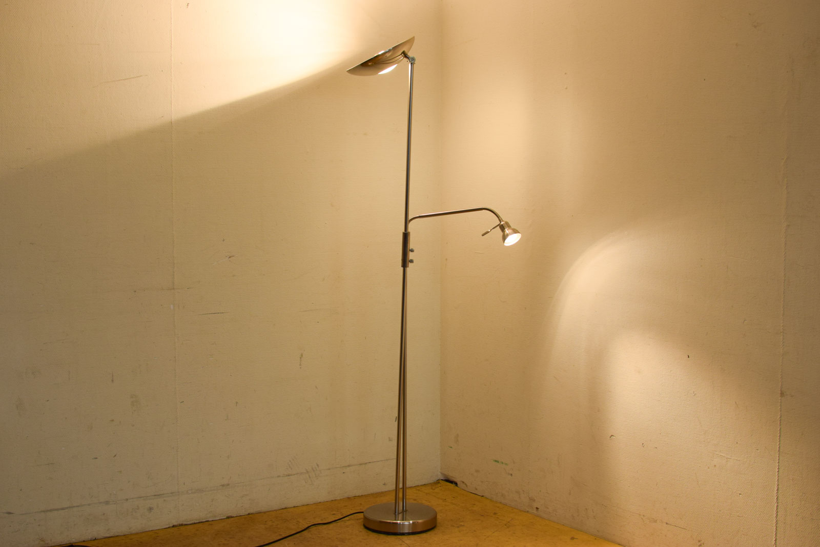 Alternative view of Metalen vloerlamp met leeslamp  48229