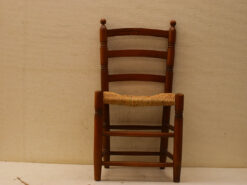 Houten kinderstoel met rieten zitting 48237