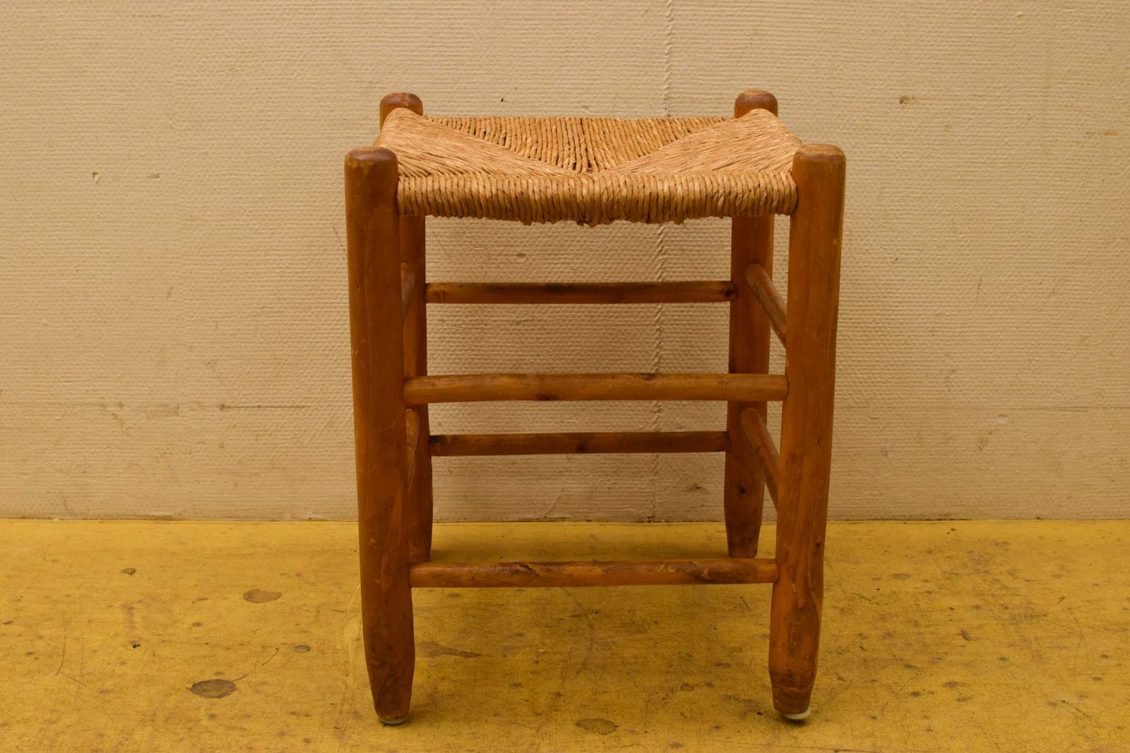 Houten kruk met rieten zitting  48243