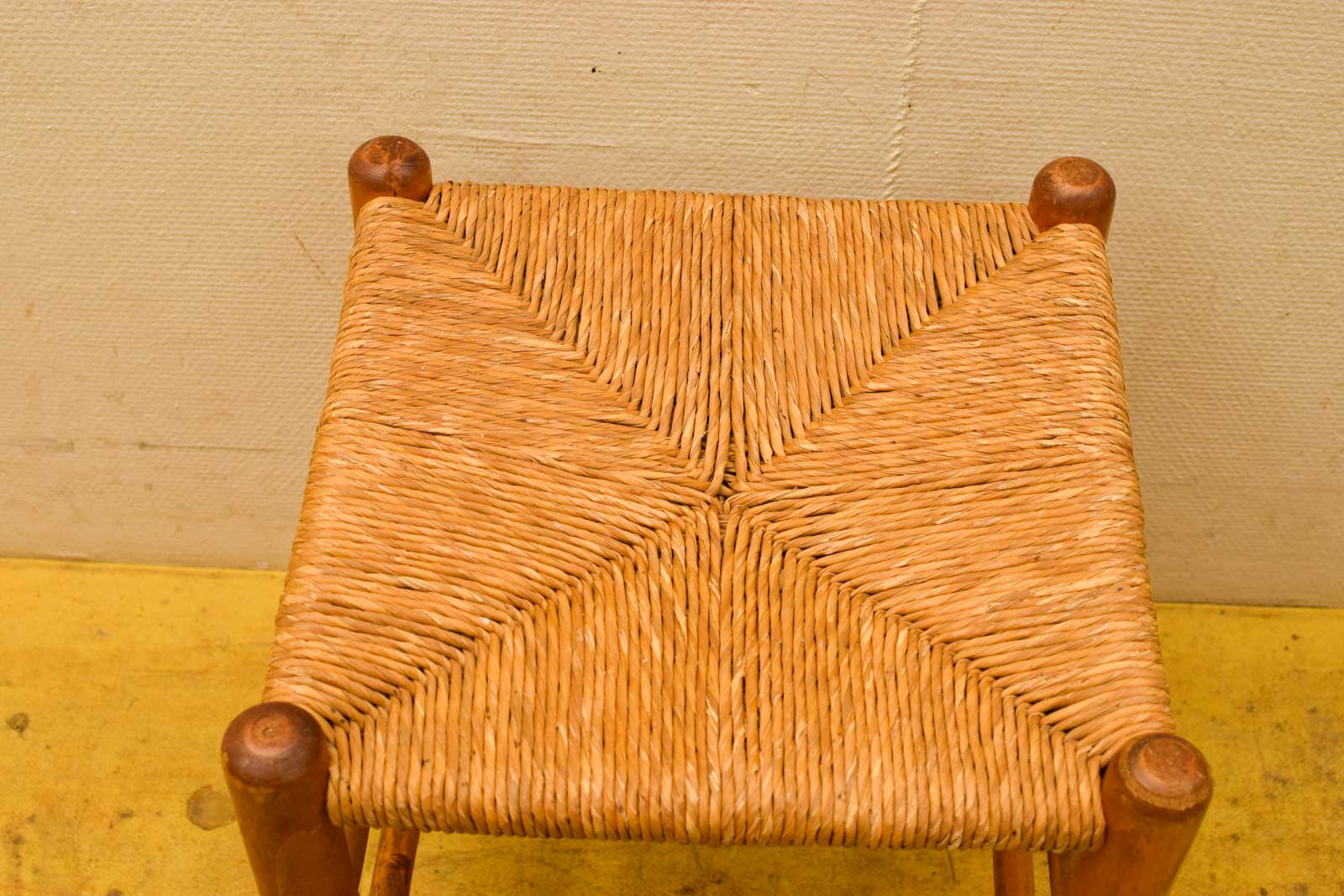 Alternative view of Houten kruk met rieten zitting  48243