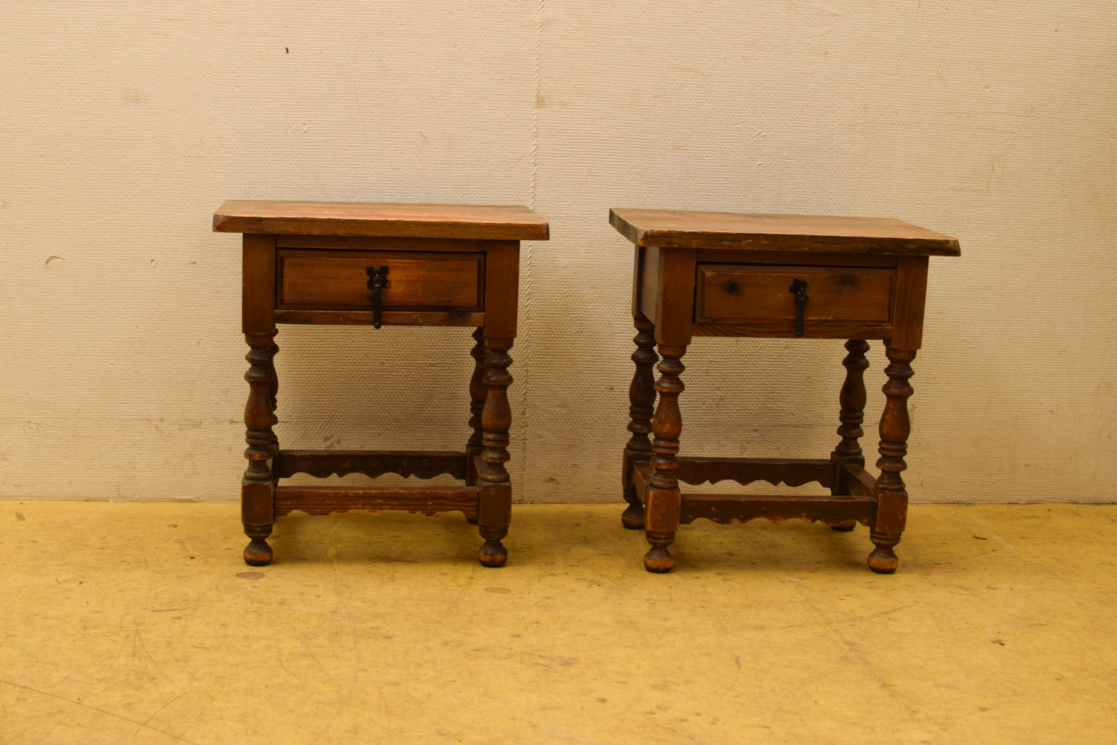 2 Houten nachtkastjes met lade  48246