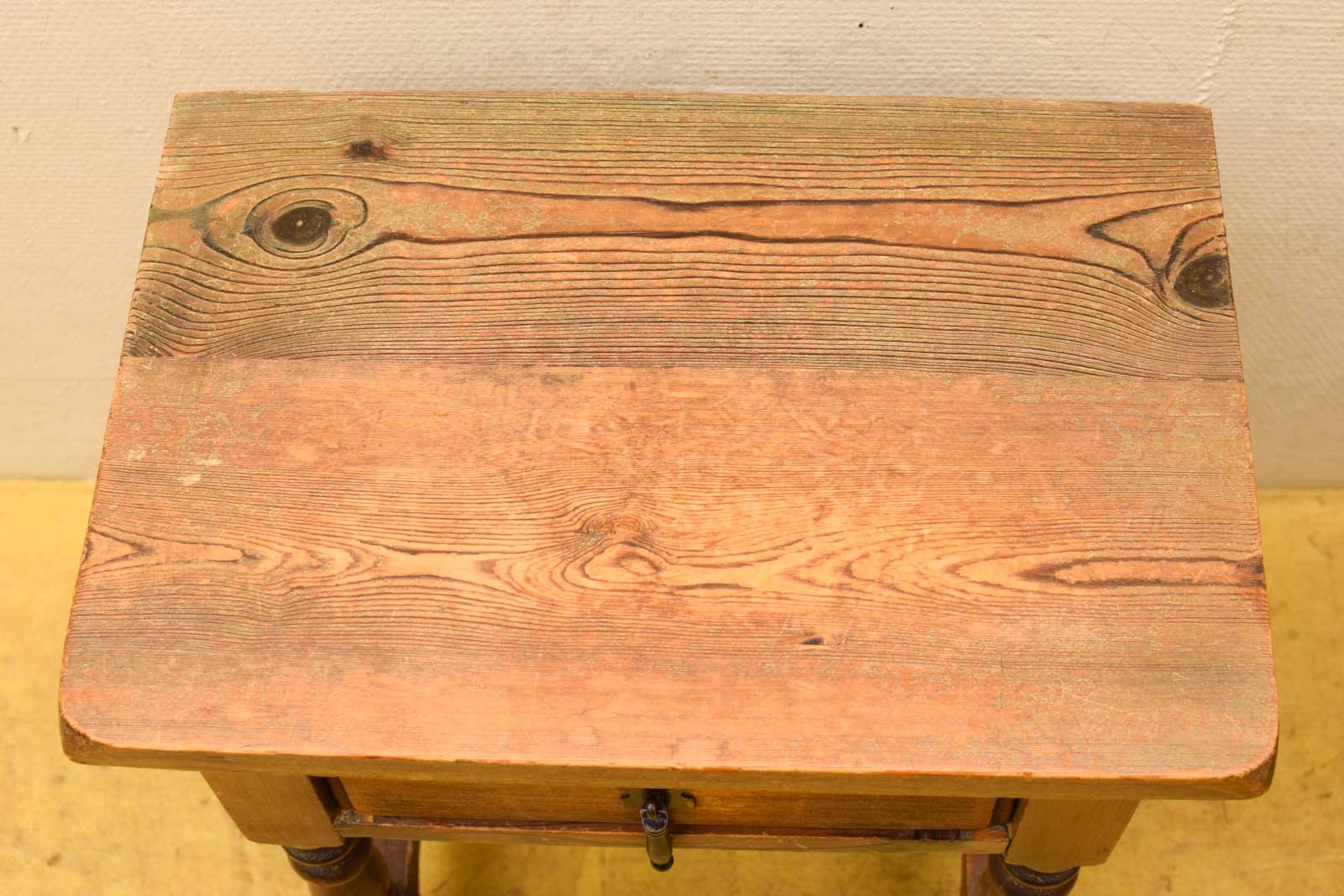 Alternative view of 2 Houten nachtkastjes met lade  48246