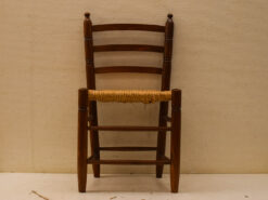 Houten kinderstoel met rieten zitting 48247