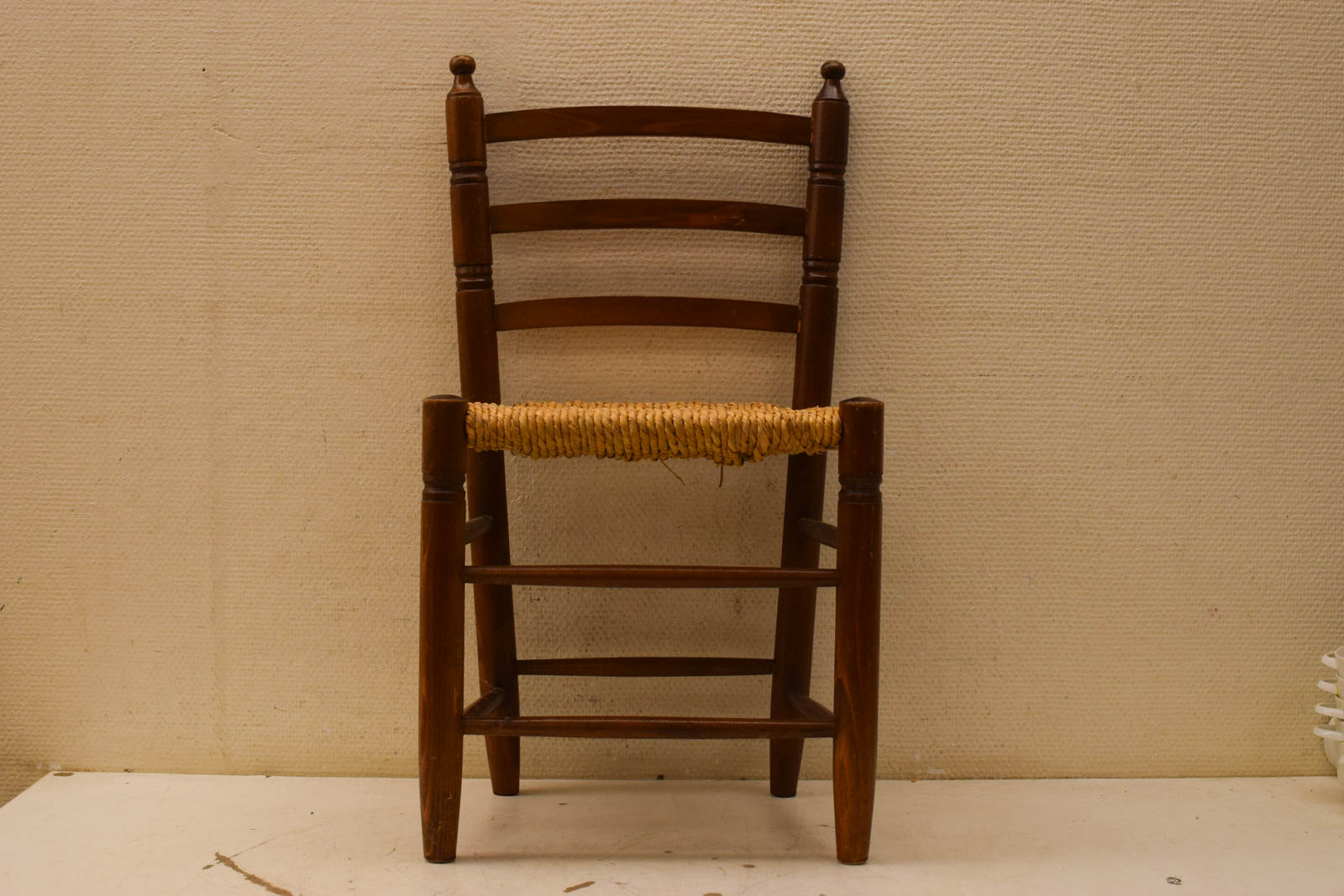 Houten kinderstoel met rieten zitting 48247