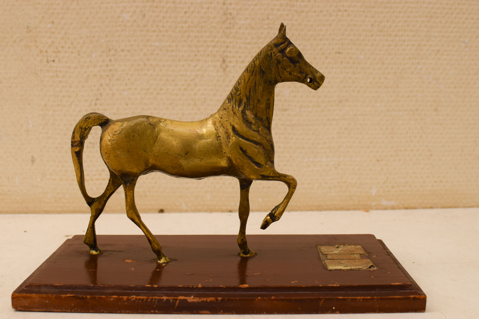 Bronzen Paard op een plankje 48297