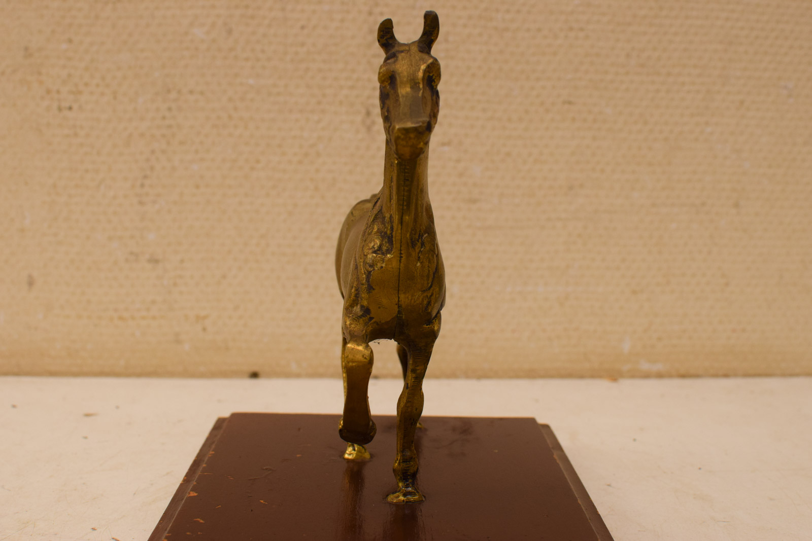 Alternative view of Bronzen Paard op een plankje 48297