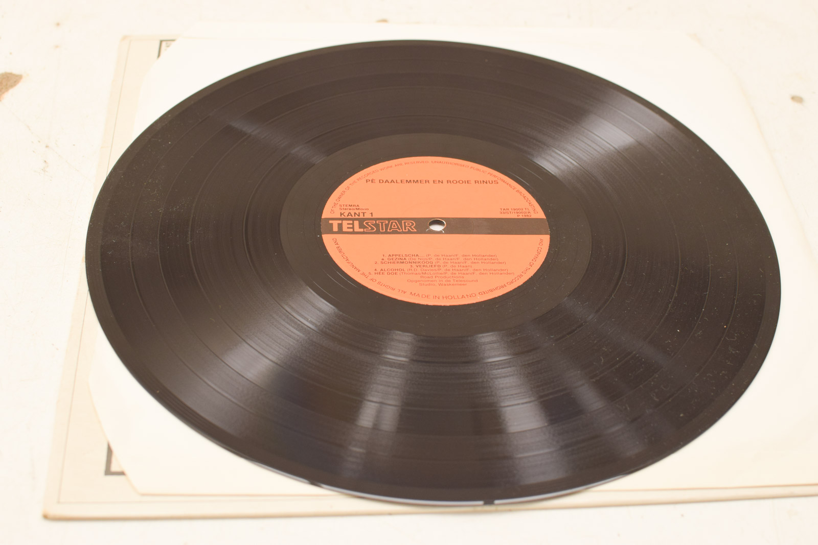 Alternative view of LP Pe daalemmer & rooie oortjes 48304