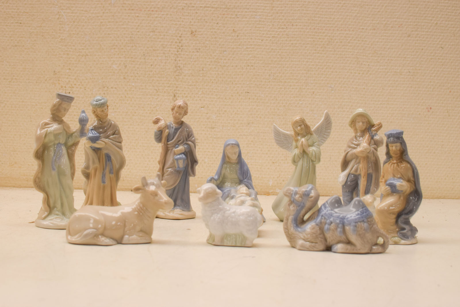 11 stuks Vintage porseleinen kerststal figuren  48320